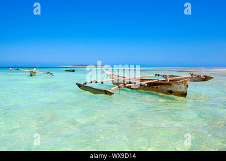 Acque cristalline a Zanzibar Beach in Tanzania Foto Stock