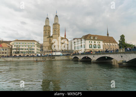 Zurigo, ZH / Svizzera - Aprile 8, 2019: Zurigo cityscape con molte persone lasciando alla fine di th Foto Stock