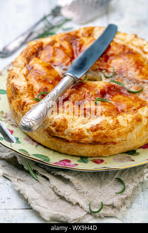 Francese tradizionale torta chiusa con patate. Foto Stock