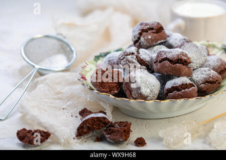 Brownie al cioccolato cookie in zucchero a velo. Foto Stock