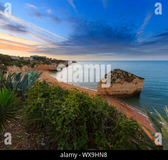 Sunset Praia da Cova Redonda, Lagoa, Portogallo Foto Stock