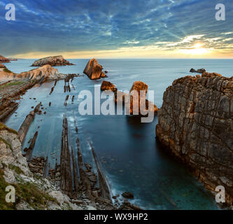 Sera oceano Atlantico litorale vicino a Spiaggia Portio. Foto Stock