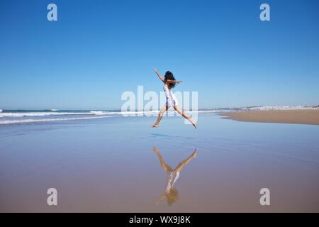Donna alla spiaggia di Cala Encendida a Cadice Andalusia Spagna Foto Stock
