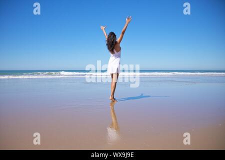 Donna alla spiaggia di Cala Encendida a Cadice Andalusia Spagna Foto Stock