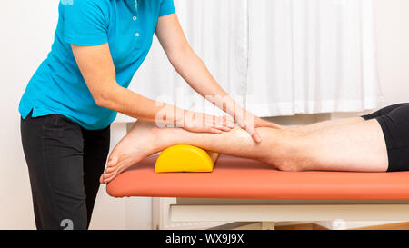 Giovane uomo a terapia fisio Foto Stock