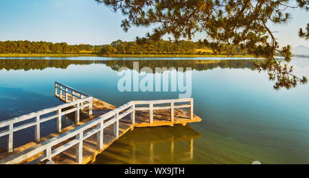 Sunrise over Xuan Huong Lake, Dalat, Vietnam. Panorama Foto Stock