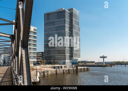 Sul ponte Magdburger nel nuovo quartiere di HafenCity di Amburgo Foto Stock