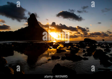 Tramonto mozzafiato in Conceição spiaggia di Fernando de Noronha, una paradisiaca isola tropicale al largo delle coste del Brasile Foto Stock