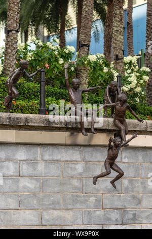 Singapore - Marzo 21, 2019: Closeup shot dal livello dell'acqua della statua chiamata prima generazione. Popolare è il cinque ragazzi dal fiume. Un sacco di verde e Foto Stock