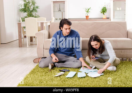 Coppia giovane nel bilancio del concetto di pianificazione Foto Stock