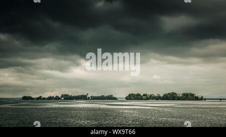 Un'immagine del Chiemsee in Baviera Germania con un cielo dramtic Foto Stock