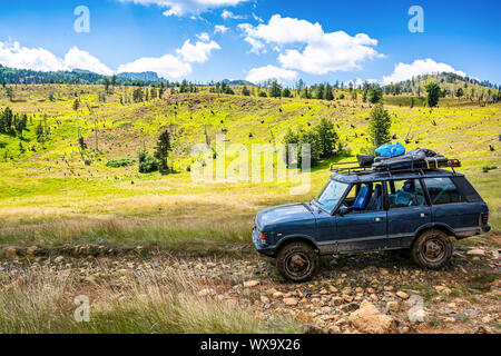 Fushe esca, Albania - Luglio 26, 2019. Off auto da strada che passa attraverso il Parco Nazionale di esca in estate Foto Stock