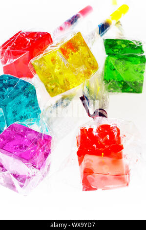 Bounch di colorfull traslucida a forma di dadi di lecca-lecca la retroilluminazione sul fondo bianco Foto Stock