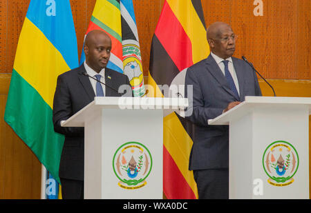 (190916) -- KIGALI, Sett. 16, 2019 (Xinhua) -- ugandese Ministro degli Esteri Sam Kutesa (R) in Ruanda e il ministro di Stato incaricato di Oriente gli affari africani Olivier Nduhungirehe partecipare ad una conferenza stampa congiunta dopo la prima riunione della commissione ad hoc del memorandum d'intesa (MI) firmato nel mese di agosto a cessare le ostilità tra Uganda e Rwanda, a Kigali, capitale del Rwanda, il 7 settembre 16, 2019. In Ruanda e in Uganda il lunedì hanno ribadito il loro impegno ad astenersi da qualsiasi atto di destabilizzazione contro ogni altra seguenti deliberazioni nel corso della prima riunione della commissione ad hoc della Foto Stock