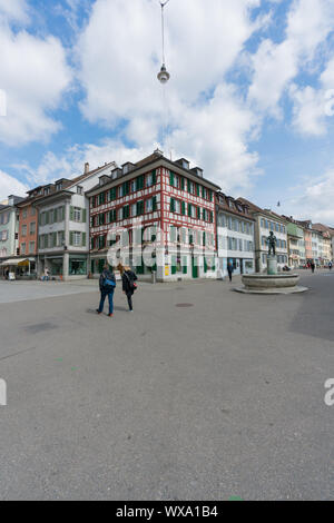 Winterthur, ZH / Svizzera - Aprile 8, 2019: dal traffico e il trambusto del centro storico di Winterthur wi Foto Stock