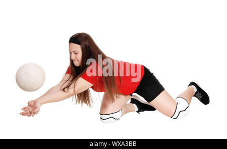 Ragazza adolescente provare a prendere la palla Foto Stock