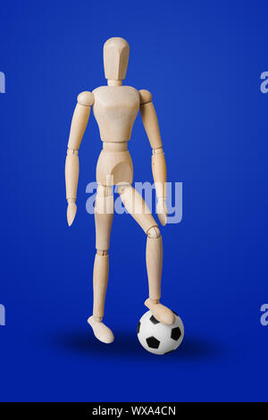 Calcio giocattolo di legno figura su blu Foto Stock