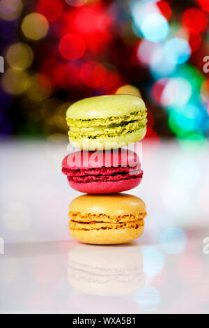 Amaretti colorati in una piastra su bianco Foto Stock