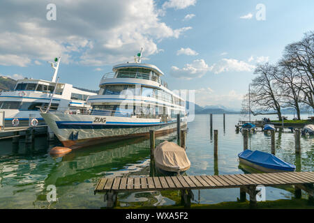 Zugo, ZG / Svizzera - 20 Aprile, 2019: due navi della flotta sul lago Zugersee in Svizzera d Foto Stock
