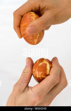 L uomo e la donna la maschiatura di uovo di pasqua con uova colorate al naturale Foto Stock