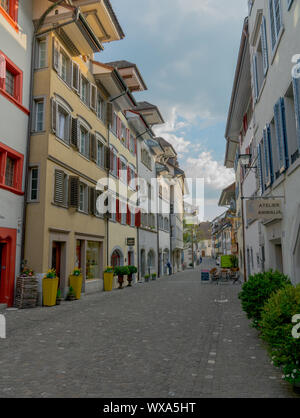 Zugo, ZG / Svizzera - 20 Aprile, 2019: la storica città vecchia di Zugo in Svizzera con colorfu ist Foto Stock