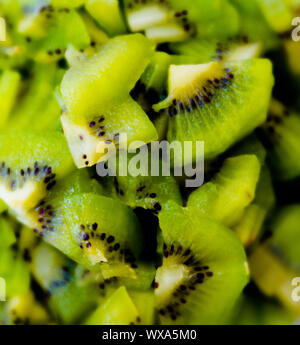 Vista ravvicinata di molti trimestre fette di luminoso organico fresche kiwi Foto Stock