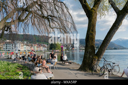 Zugo, ZG / Svizzera - 20 Aprile, 2019: molte persone e gode di una bella giornata di primavera sulle rive del Foto Stock