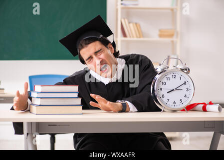 Studente laureato nella parte anteriore della scheda verde Foto Stock