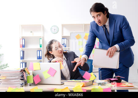 Due colleghi i dipendenti che lavorano in ufficio Foto Stock