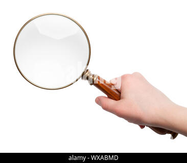 Persone mano che tiene il vecchio lente di ingrandimento Ritagliata su bianco. Foto Stock