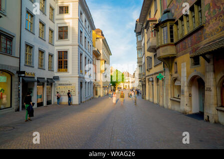 Schaffhausen, SH / Svizzera - 22 Aprile 2019: turisti di godersi una serata a piedi attraverso il centro storico Foto Stock