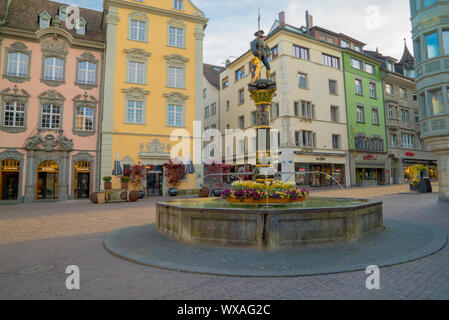 Schaffhausen, SH / Svizzera - 22 Aprile 2019: storica fontana e la piazza della città vecchia di Sch Foto Stock