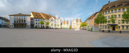 Schaffhausen, SH / Svizzera - 22 Aprile 2019: vista panoramica sulla Piazza Herrenackerplatz in th Foto Stock