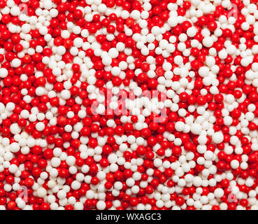 Il bianco e il rosso Candy palla spruzza sullo sfondo. Foto Stock