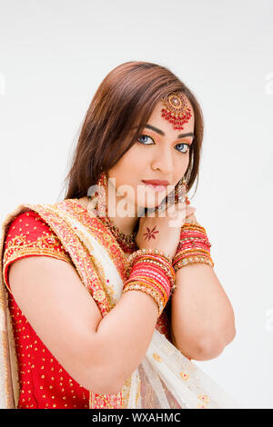 Bella Bangali sposa abiti colorati, isolato Foto Stock