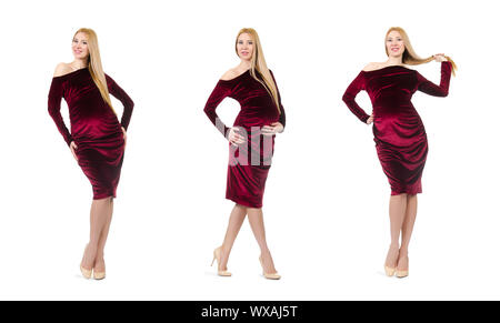 Bella donna incinta in abito rosso isolato su bianco Foto Stock