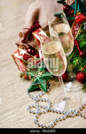 Due bicchieri di champagne e decorazioni di Natale Foto Stock