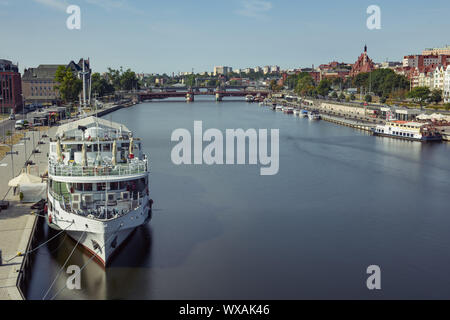 Paesaggio con fiume Odra. Szczecin città storica con architettura simile a Parigi. Castello dei Duchi di Pomerania di Szczecin e Basilica di Foto Stock