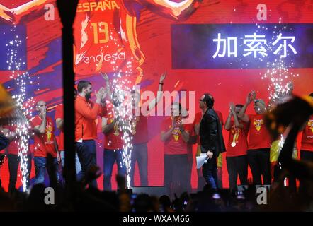 Madrid, Spagna. Xvi Sep, 2019. Spagna la nazionale di pallacanestro del team Marc Gasol (2 L) cammina per il palco durante una celebrazione in Spagna a Madrid, Sett. 16, 2019. La Spagna ha sconfitto Argentina domenica la rivendicazione del 2019 FIBA titolo di Coppa del mondo. Credito: Guo Qiuda/Xinhua/Alamy Live News Foto Stock