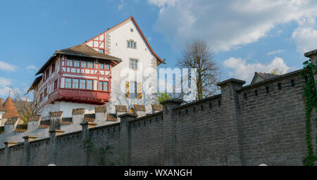 Zugo, ZG / Svizzera - 20 Aprile, 2019: vista sulla storica fortezza Burg Zugo nella città di Zugo su Foto Stock