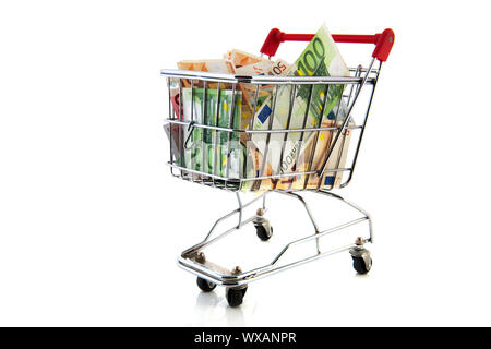 Caro carrello della spesa con le banconote in euro in diversi valori isolate su sfondo bianco Foto Stock