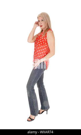 Medio Evo Woman Standing in profilo in jeans Foto Stock