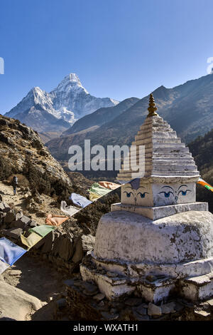 Pagoda davanti all mountain Am Dablam in Nepal Foto Stock