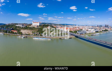 Bratislava panoramica vista aerea con ponte SNP, il castello, la chiesa di San Martino e il Danubio con il cielo azzurro in Slovacchia Foto Stock