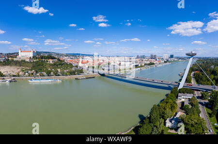 Bratislava panoramica vista aerea con ponte SNP, il castello, la chiesa di San Martino e il Danubio con il cielo azzurro in Slovacchia Foto Stock