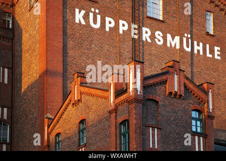 Museo Kueppersmuehle (MKM) nel porto interno, Duisburg, la zona della Ruhr, Germania, Europa Foto Stock