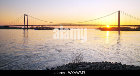 Ponte sul fiume Reno nel tramonto, Emmerich, Basso Reno, Renania settentrionale-Vestfalia, Germania Europa Foto Stock