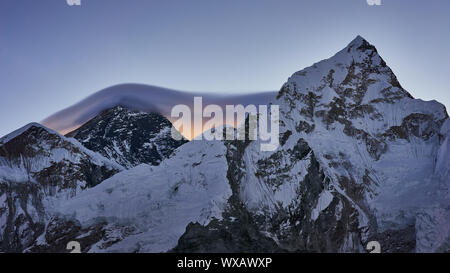 Il monte Everest e sul Nuptse in Nepal presso sunrise Foto Stock