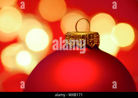 Rosso Pallina natale con luci blured in background, molto superficiale DOF Foto Stock