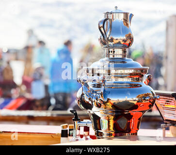 Shiny scaldabagno elettrico Samovar a Italian ski resort Foto Stock